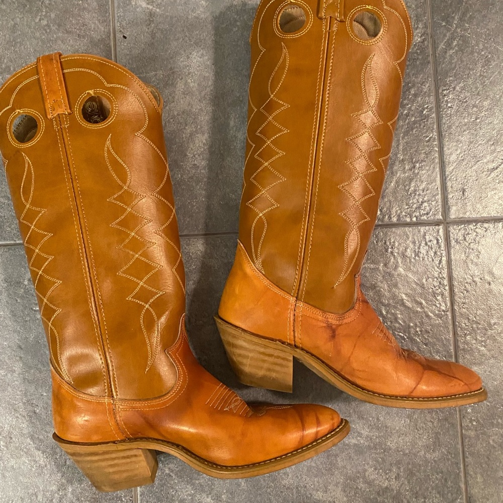 Women's leather western/retro healed boots.